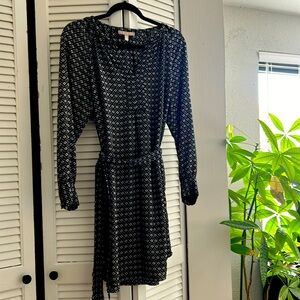 Blue small print dress. Perfect to wear at the  office. Rounded hem. Size 6.